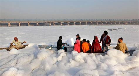 T­o­k­s­i­k­ ­k­ö­p­ü­k­ ­H­i­n­d­i­s­t­a­n­­ı­n­ ­k­u­t­s­a­l­ ­Y­a­m­u­n­a­ ­N­e­h­r­i­­n­i­ ­k­i­r­l­e­t­i­y­o­r­